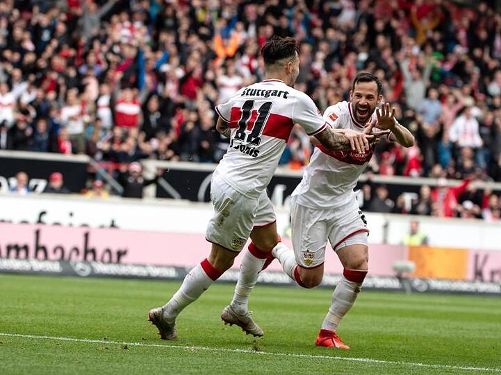 Stuttgarts Torschütze Gonzalo Castro (r) jubelt über das 1:0 gegen den VfL mit seinem Teamkollegen Anastasios Donis.