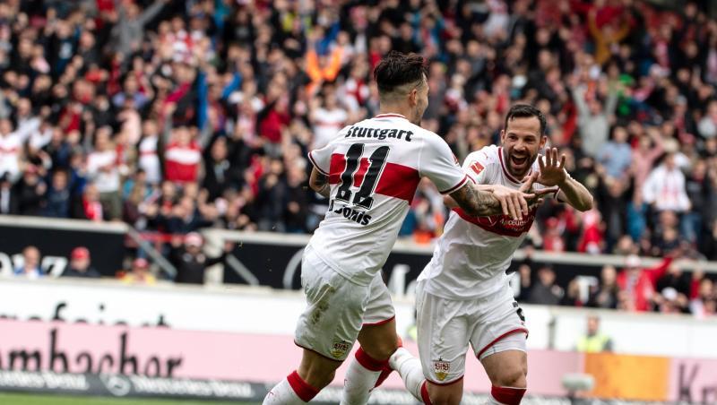 Stuttgarts Torschütze Gonzalo Castro (r) jubelt über das 1:0 gegen den VfL mit seinem Teamkollegen Anastasios Donis.