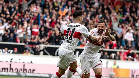 Stuttgarts Torschütze Gonzalo Castro (r) jubelt über das 1:0 gegen den VfL mit seinem Teamkollegen Anastasios Donis.
