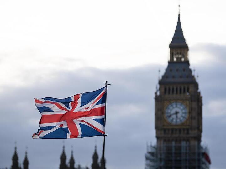 Die Fahne des Vereinigten Königreichs vor dem Big Ben in London.