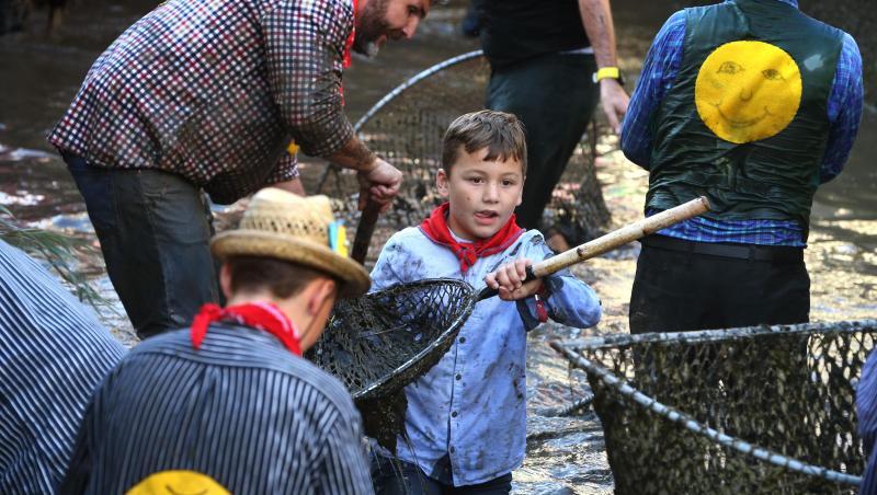 Teilnehmer des Fischertages stehen während des Ausfischens mit ihren Keschern, den sogenannten Bären, im Stadtbach. Foto: Karl-Josef Hildenbrand Teilnehmer des Fischertages stehen während des Ausfischens mit ihren Keschern, den sogenannten Bären, im Stadtbach. Foto: Karl-Josef Hildenbrand