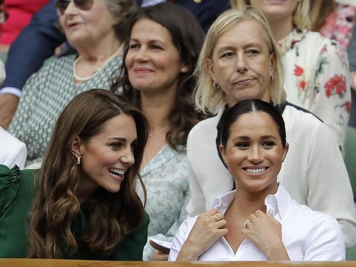 Smalltalk beim Tennis: Kate (l) und Meghan beim Endspiel der Frauen, im Hintergrund sitzen Martina Navratilova (r), und ihre Frau Julia Lemigowa.