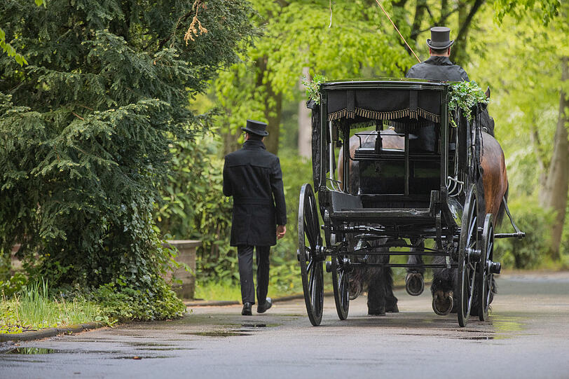 Eine Pferdekutsche kommt zur Trauerfeier von Willi Herren am Melaten Friedhof.