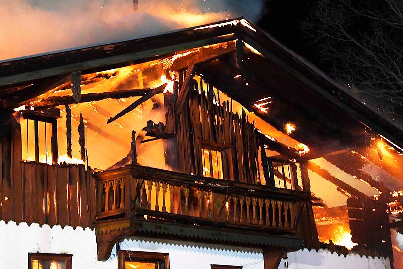 Großbrand auf einem landwirtschaftlichen Anwesen. Hunderte Feuerwehrleute bekämpften die Flammen. Bilder vom Einsatz.