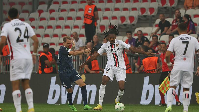 Nizzas Khephren Thuram (r) im Kampf um den Ball mit Kölns Ondrej Duda (l).