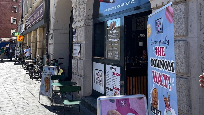 Von außen sieht das kleine Café farbenfroh und einladend aus.