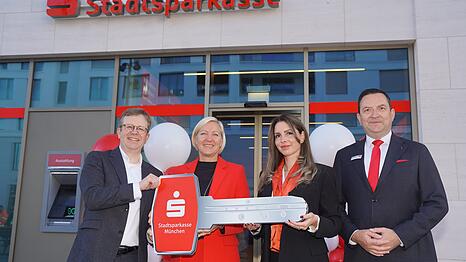 v.l. Stadtsparkassen-Chef Bernd Hochberger, Vorständin des Privatkundengeschäfts Sabine Schölzel, Filialleiterin der neuen Freihamer Stadtsparkassen-Geschäftsstelle Amalia Cilekar und Stadtsparkassen-Direkor Michael Kahl bei der Schlüsselübergabe der neuen Freiham er Filiale am Mittwochmorgen.