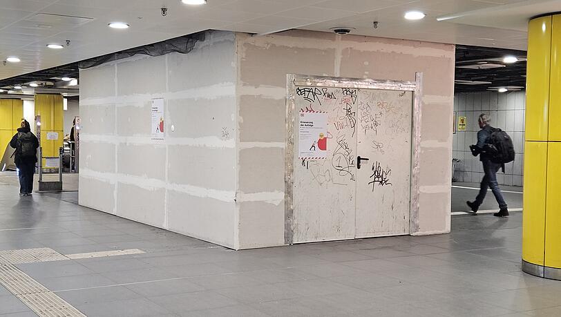 Hinter dieser Einhausung ist der Lift aus dem Zwischengeschoss zum Bahnsteig versteckt. Bald ist er ein Jahr au&szlig;er Betrieb. Ebenso der zweite Lift, der vom Zwischengeschoss an die Oberfl&auml;che f&uuml;hrt.