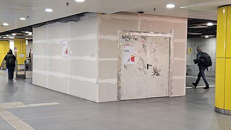 Hinter dieser Einhausung ist der Lift aus dem Zwischengeschoss zum Bahnsteig versteckt. Bald ist er ein Jahr au&szlig;er Betrieb. Ebenso der zweite Lift, der vom Zwischengeschoss an die Oberfl&auml;che f&uuml;hrt.