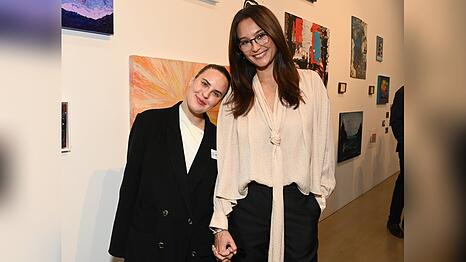 Tallulah Willis (l.) und Emma Heming Willis posieren gemeinsam bei einer Vernissage der Association for Frontotemporal Degeneration.