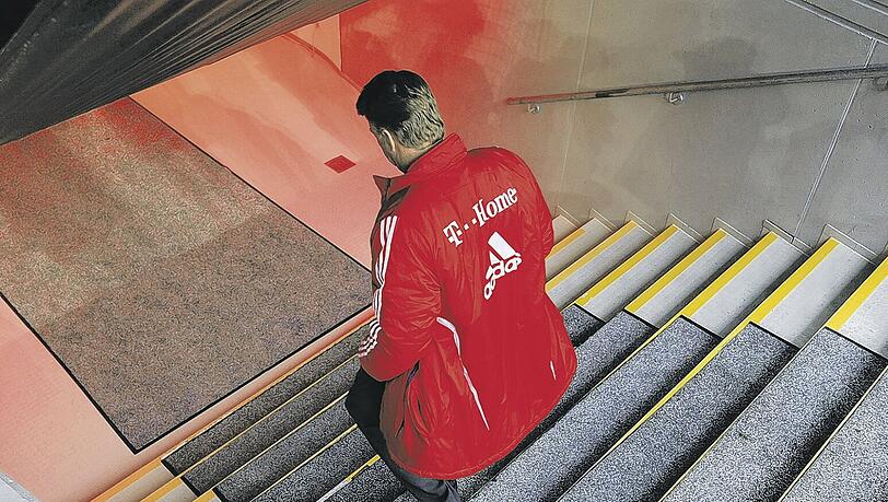 Wie weit nach unten darf’s gehen? Bayern-Trainer Louis van Gaal verlässt nach dem enttäuschenden 1:1 gegen Leverkusen die Allianz Arena.Foto: AP Wie weit nach unten darf’s gehen? Bayern-Trainer Louis van Gaal verlässt nach dem enttäuschenden 1:1 gegen Leverkusen die Allianz Arena.Foto: AP