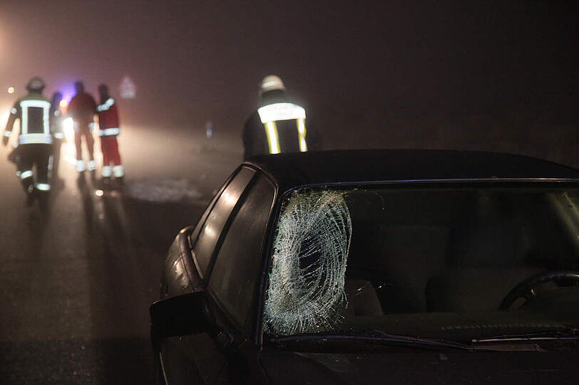 Nach dem tragischen Unfall verstirbt der 27- jährige Fußgänger noch am Unfallsort