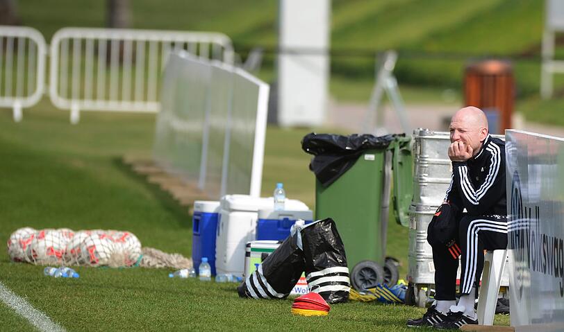 Teil der Arbeit von Matthias Sammer in Doha ist die Spieler vom Klappstuhl aus zu beobachten.