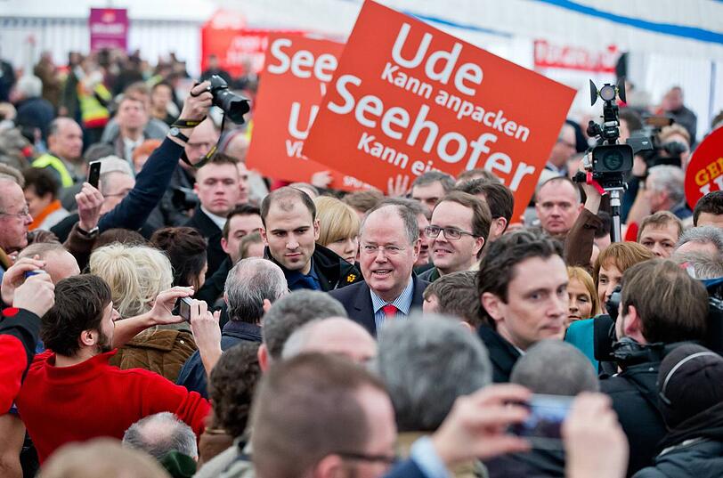 Volles Haus: Die SPD hat tatsächlich das 5000-Mann-Zelt vollgebracht. Mit 70 Bussen waren die Genossen nach Vilshofen gebracht worden.
