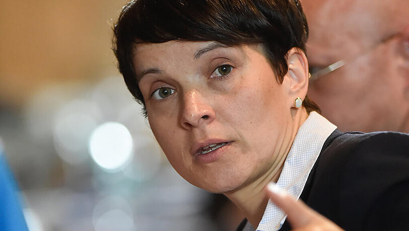 AfD-Chefin Frauke Petry hat Verständnis dafür, dass sich immer mehr Menschen in Deutschland Waffen zulegen. AfD-Chefin Frauke Petry hat Verständnis dafür, dass sich immer mehr Menschen in Deutschland Waffen zulegen.