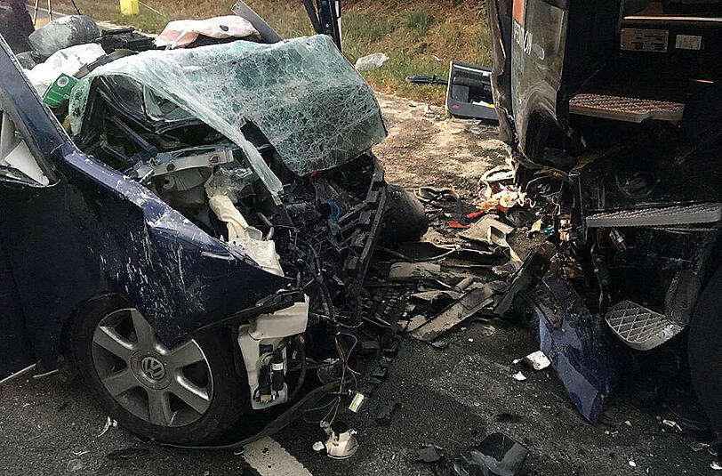 Bei dem Crash wurde der VW Touran komplett zerstört. Die Bilder von der Unfallstelle.