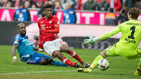 Der sechse Streich: Der eingewechselte Kingsley Coman trifft zum 6:0 für den FC Bayern. Links Johan Djourou, rechts René Adler.