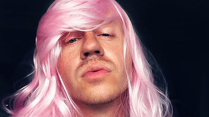 Eigentlich wollte Macklemore seiner Tochter eine Perücke kaufen - doch die wollte die rosafarbenen Haare nicht.