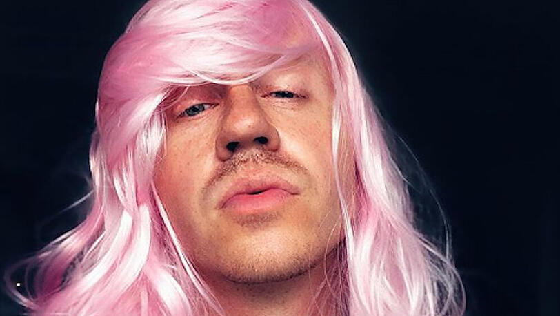 Eigentlich wollte Macklemore seiner Tochter eine Perücke kaufen - doch die wollte die rosafarbenen Haare nicht. Eigentlich wollte Macklemore seiner Tochter eine Perücke kaufen - doch die wollte die rosafarbenen Haare nicht.