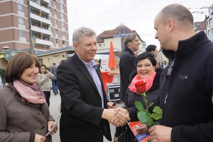 Petra und Dieter Reiter im Gespräch mit den Menschen aus dem Viertel auf dem Pasinger Bahnhofsplatz.