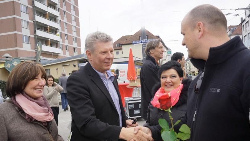 Petra und Dieter Reiter im Gespräch mit den Menschen aus dem Viertel auf dem Pasinger Bahnhofsplatz. Petra und Dieter Reiter im Gespräch mit den Menschen aus dem Viertel auf dem Pasinger Bahnhofsplatz.