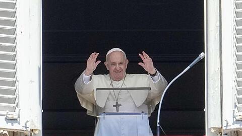 Papst Franziskus grüßt Menschen auf dem Petersplatz.