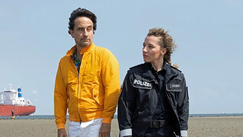 "Mord oder Watt? Die wilde Hilde": TV-Kommissar Tim Seebach (Oliver Mommsen, l.) und Polizeihauptkommissarin Wiebke Tönnessen (Antonia Bill) haben wie immer unterschiedliche Ermittlungsansätze. "Mord oder Watt? Die wilde Hilde": TV-Kommissar Tim Seebach (Oliver Mommsen, l.) und Polizeihauptkommissarin Wiebke Tönnessen (Antonia Bill) haben wie immer unterschiedliche Ermittlungsansätze.