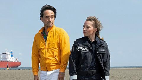 "Mord oder Watt? Die wilde Hilde": TV-Kommissar Tim Seebach (Oliver Mommsen, l.) und Polizeihauptkommissarin Wiebke T&ouml;nnessen (Antonia Bill) haben wie immer unterschiedliche Ermittlungsans&auml;tze.