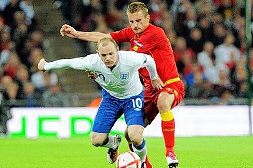Soll mit seinem Wembley-Erlebnis Kollegen beflügeln: Milorad Pekovic, hier im Duell  gegen Englands Wayne Rooney am vergangenen Dienstag beim 0:0 seines Nationalteams  von Montenegro.