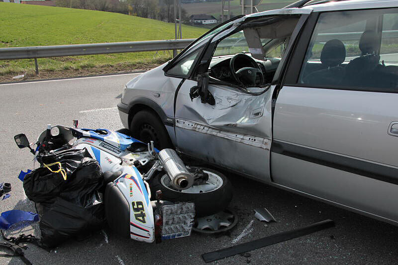 Ein 67-jähriger Rentner nimmt einem Motorradfahrer die Vorfahrt. Der wird schwer verletzt.