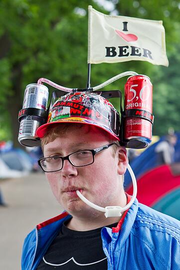 Bier scheint im Park ein großes Thema zu sein. Der Herr hat sich für die Bierhelm-Variante entschieden.