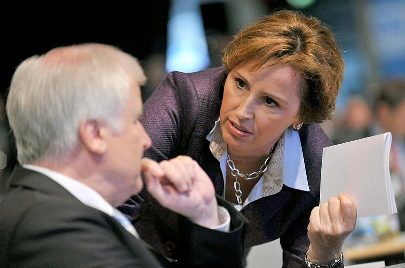 Der bayerische Ministerpräsident Horst Seehofer und Sozialministerin Christine Haderthauer unterhalten sich auf dem Parteitag.