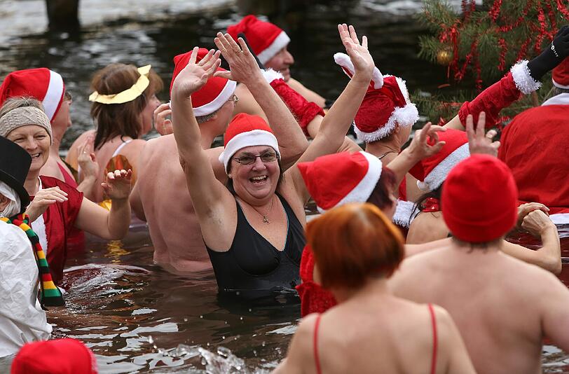 Der Berliner ist hart im Nehmen. Selbst eisige Temperaturen könne dieses tradtionelle Weihnachtsschwimmen nicht verhindern.
