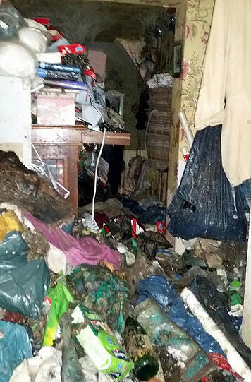 Müll, Exkremente, Tier-Kadaver: Die Bilder aus dem Horror-Haus sind kaum zu ertragen.