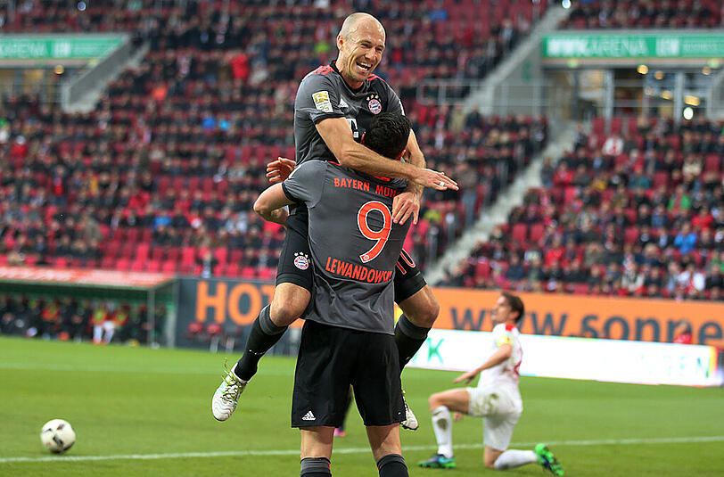 Arjen Robben und Robert Lewandowski bejubeln einen Treffer im Spiel des FC Bayern München gegen den FC Augsburg.