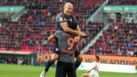 Arjen Robben und Robert Lewandowski bejubeln einen Treffer im Spiel des FC Bayern München gegen den FC Augsburg.