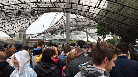 Coldplay? - Wetplay! - Im Münchner Regen warten die Fans auf den Einlass ins Olympiastadion.
