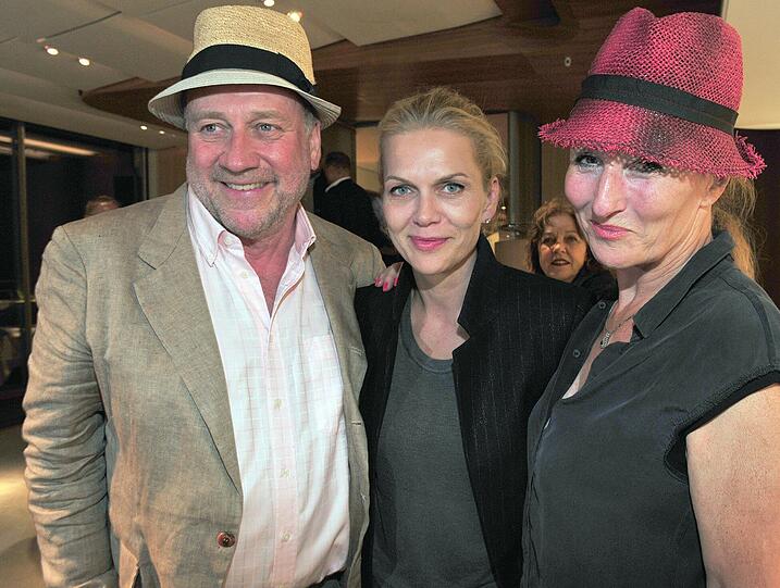 Komponist Harold Faltermeyer, seine Lebensgefährtin Birgitt Wolff (r) und die Schauspielerin Anna Loos