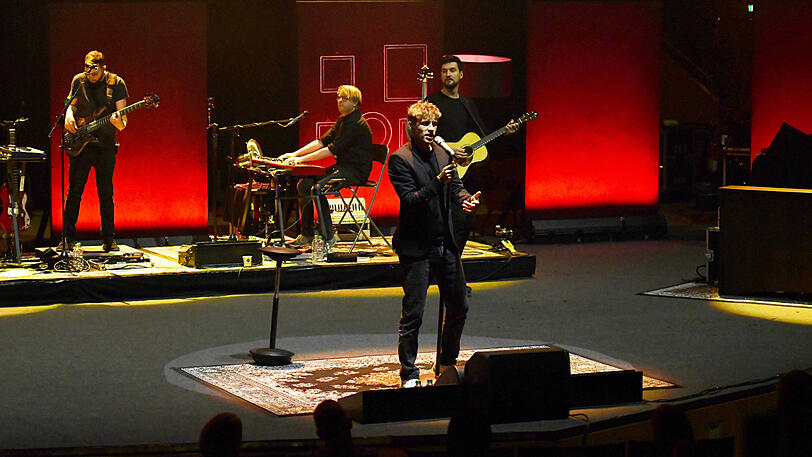 Tim Bendzko mit Band bei seinem Konzert in München.