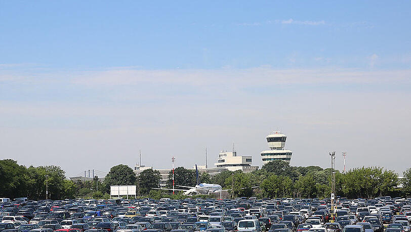 Zu Ferienzeiten sind die Parkpätze an Flughäfen, wie hier in Berlin-Tegel, nahezu ausgebucht Zu Ferienzeiten sind die Parkpätze an Flughäfen, wie hier in Berlin-Tegel, nahezu ausgebucht