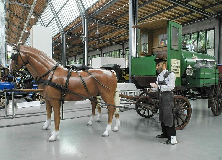 Ross und Tankwagen.
