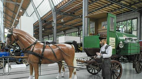 Ross und Tankwagen.
