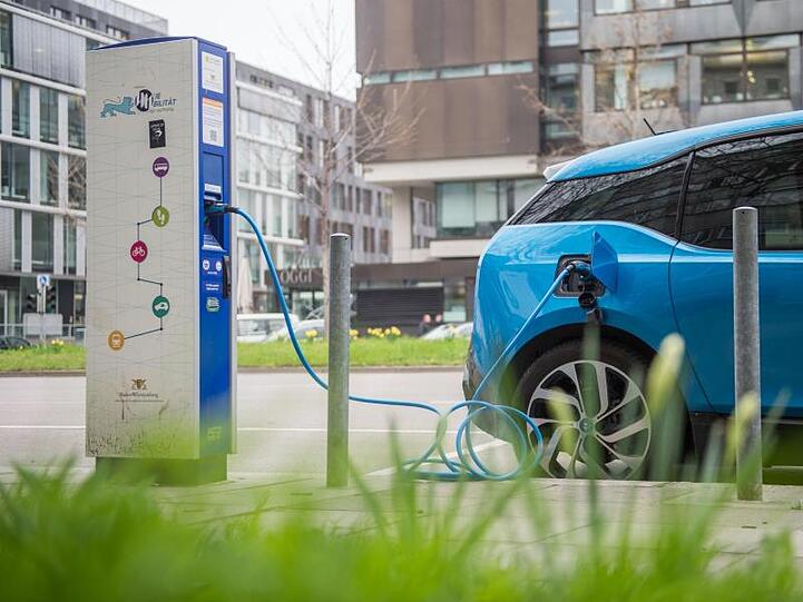Ein Elektroauto lädt in Stuttgart an einer Stromtankstelle. Foto: Lino Mirgeler/dpa/Archivbild
