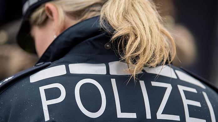Gegen den 17-jährigen Angreifer wird nun wegen Körperverletzung und Nötigung ermittelt. (Symbolbild)