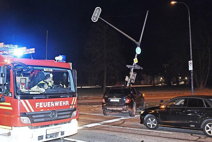Der Unfallfahrer zog sich nur leichte Verletzungen zu und konnte seinen Wagen selbständig verlassen.