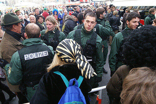 Da stutzt der Narr: Vor seinen Augen riegelt die Polizei den Viktualienmarkt