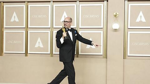 Regisseur Edward Berger im Presseraum der Oscar-Verleihung im Dolby Theatre.