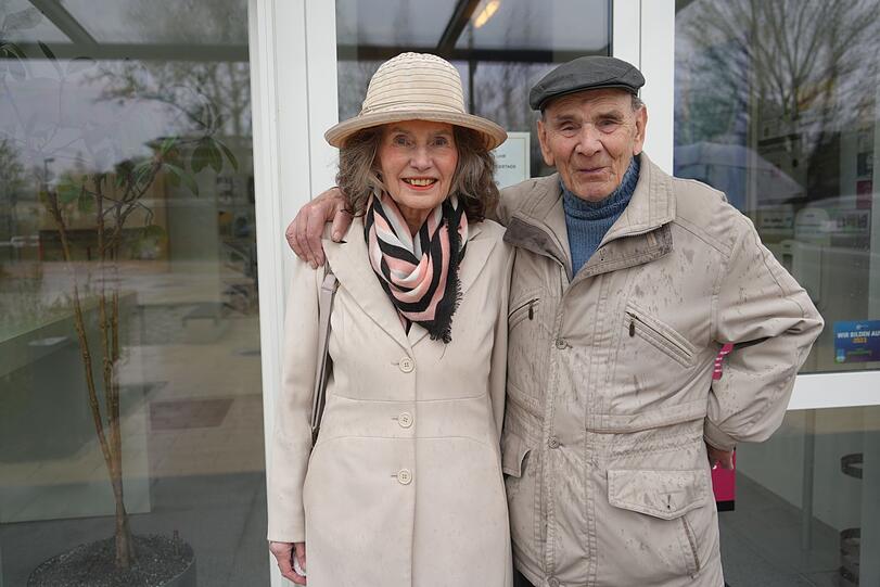 Romy Schneider und ihr Partner Hermann Schröpfer haben sich im Tierheim in einen kleinen Hund verliebt.