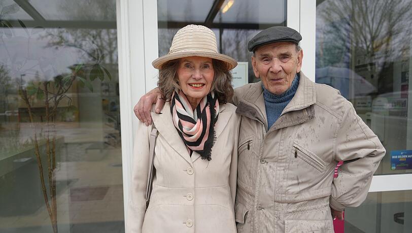 Romy Schneider und ihr Partner Hermann Schröpfer haben sich im Tierheim in einen kleinen Hund verliebt. Romy Schneider und ihr Partner Hermann Schröpfer haben sich im Tierheim in einen kleinen Hund verliebt.