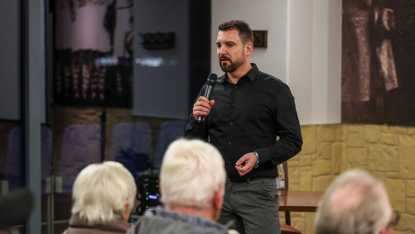 Der Rechtsanwalt Daniel Kuhlmann - hier bei einer Infoveranstaltung f&uuml;r Gesch&auml;digte - hat nach dem Gelsenkirchener Sparkassen-Einbruch nach eigenen Angaben erste Klagen gegen die Bank eingereicht. (Archivbild)